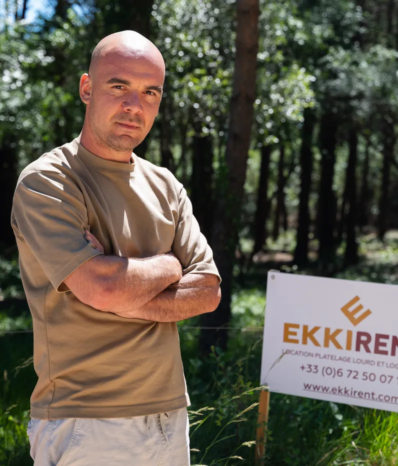 Romain, fondateur d'EKKIRENT, sur le terrain